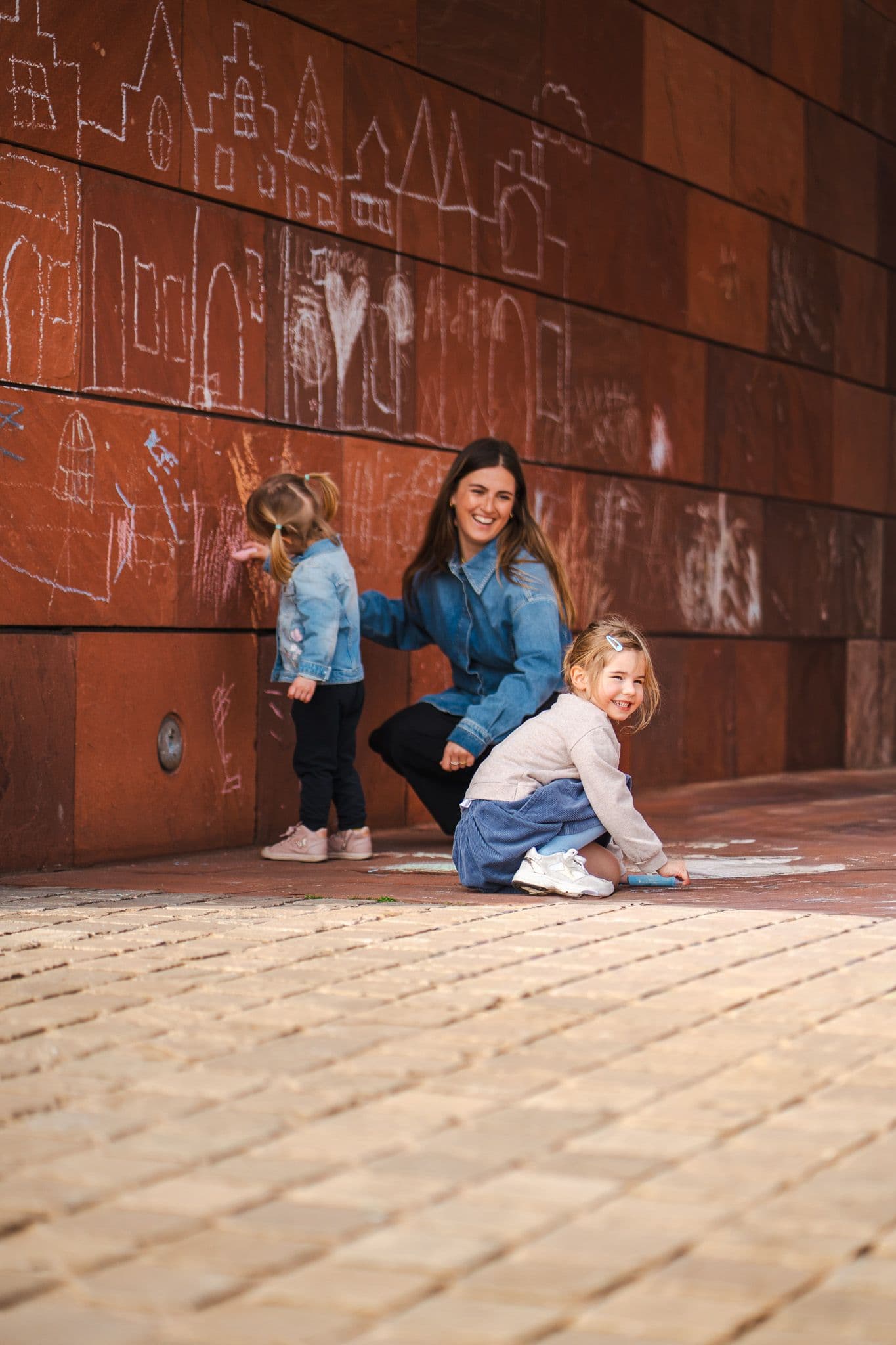 Kind speelt met student