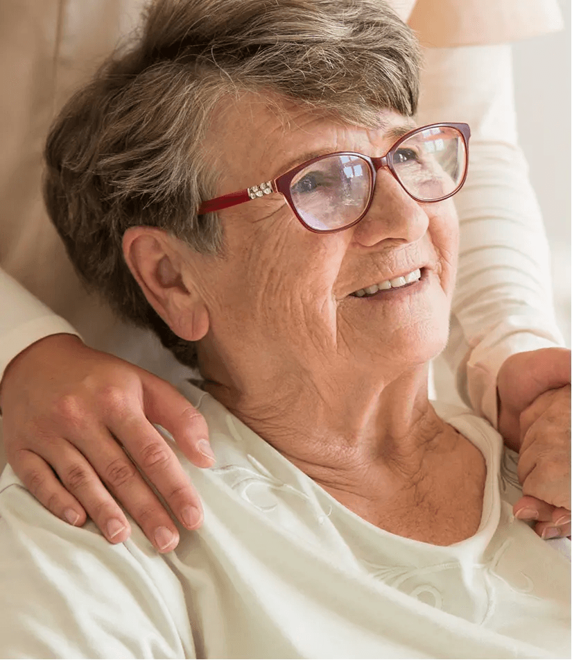 Student helpt een oudere met diverse taken