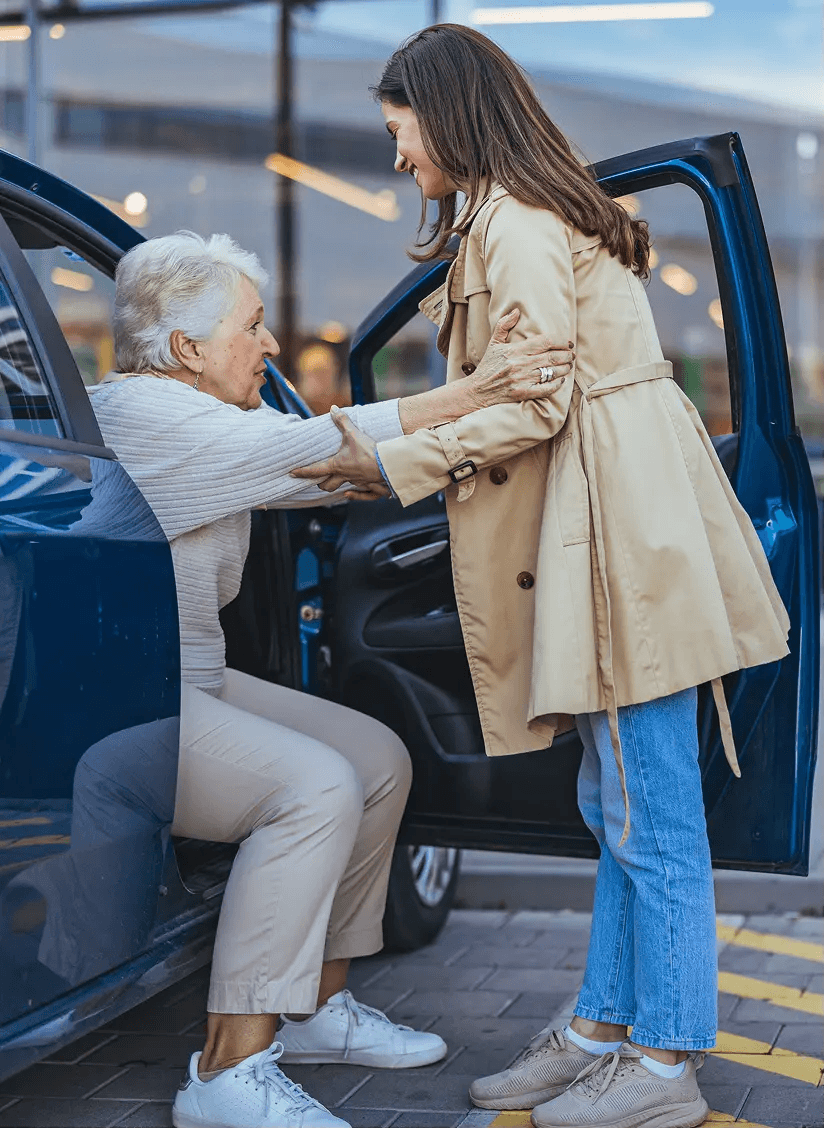 Student biedt vervoer aan een oudere