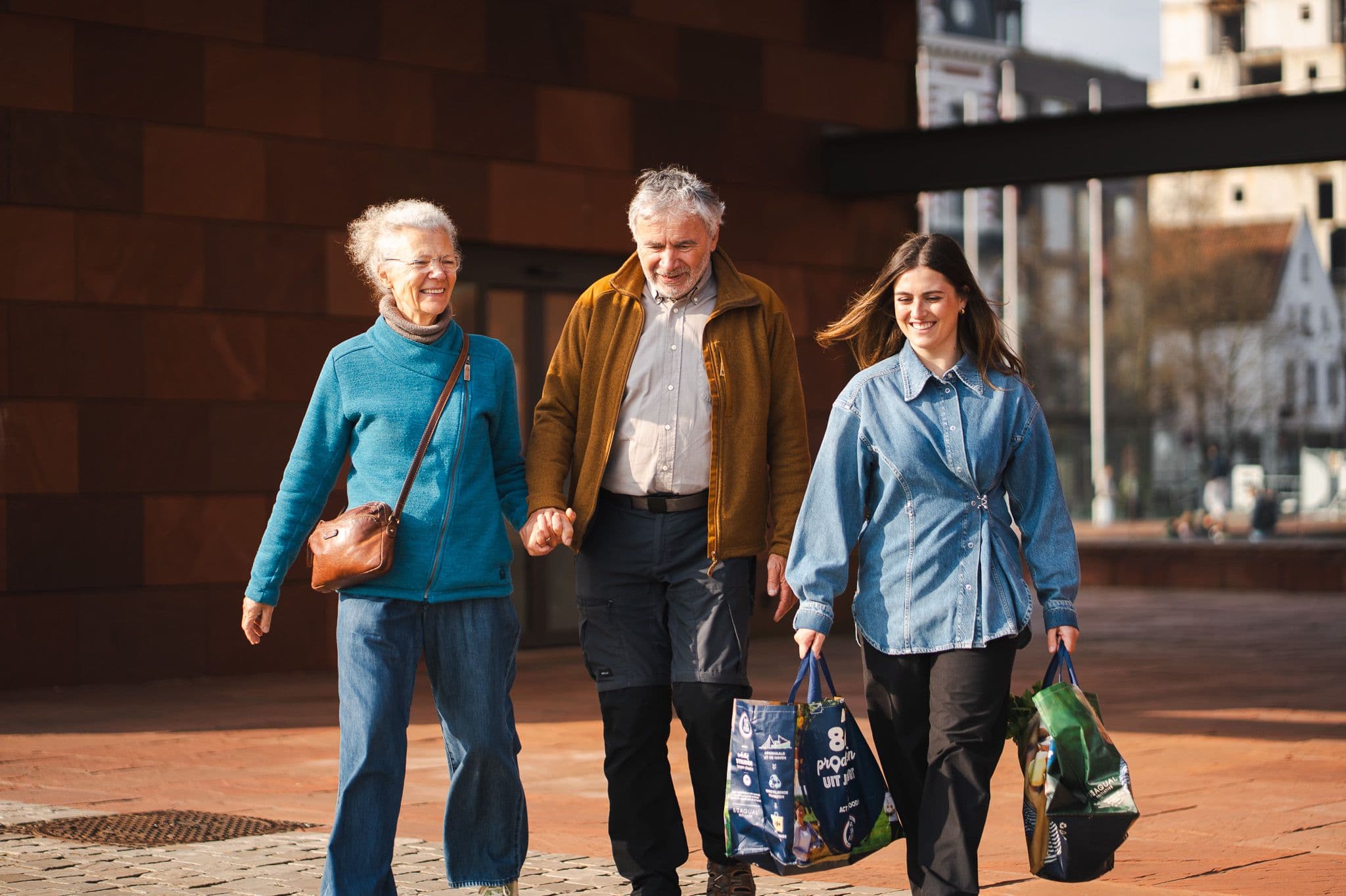 Student helpt senior met boodschappen