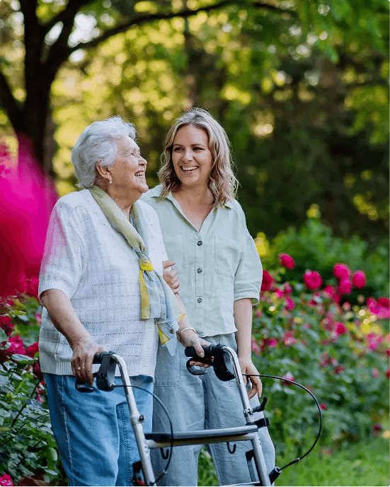 Student en senior wandelen samen